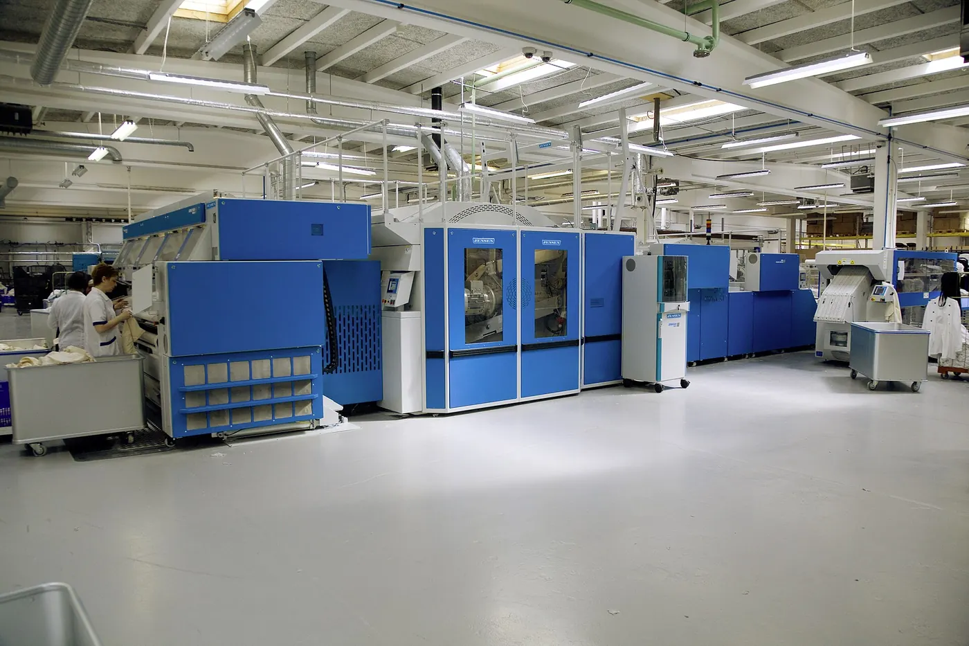 Flatwork ironer line with rotary cylinders