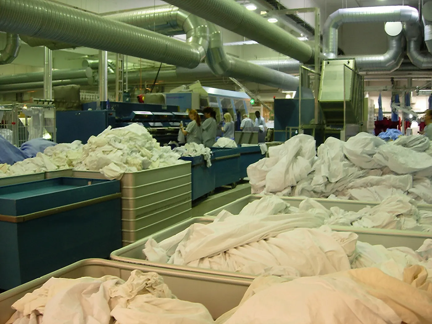 Laundry ironer and folder line prepared for dispatch